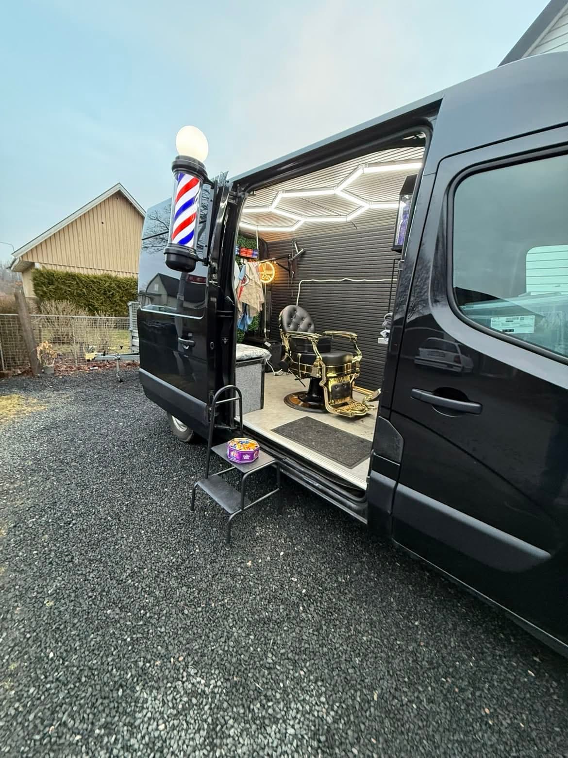 Skåpbilen utifrån med barberstolpe